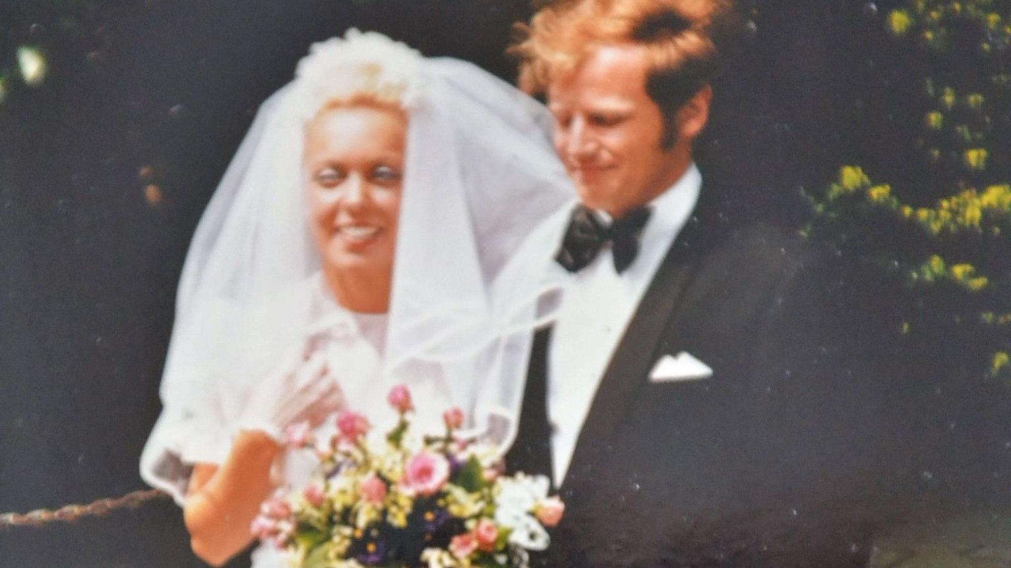 Das Foto von 1974 zeigt Karlheinz und Barbara Schrade am Tag ihrer Hochzeit: Sie trägt ein weißes Brautkleid samt Schleier und hat einen Blumenstrauß in der Hand, er trägt einen schwarzen Anzug mit Fliege.
