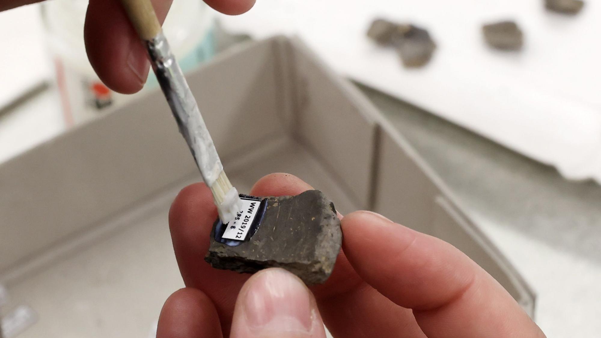 In den Abbaugebieten der Braunkohle-Tagebaue liegen noch zahlreiche archäologische Artefakte im Boden. Archäologen des LVR versuchen, die Überbleibsel zu retten.
