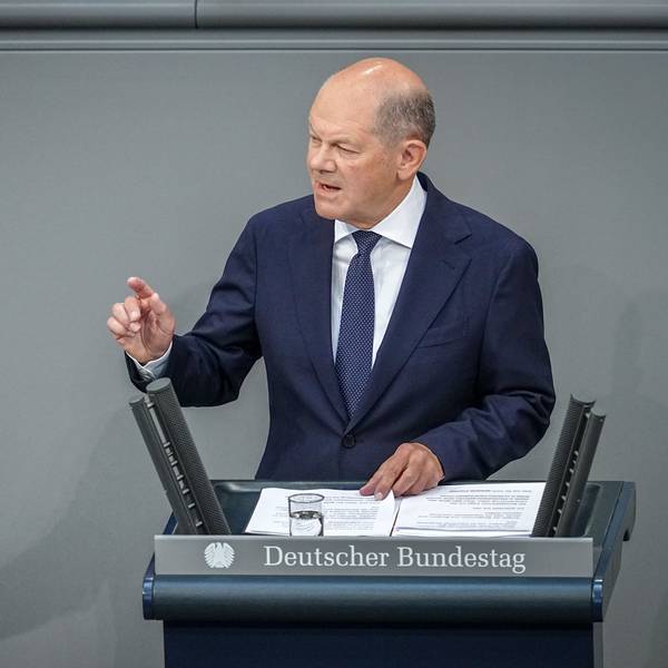 Bundeskanzler Olaf Scholz (SPD) gibt im Plenum des Bundestags eine Regierungserklärung zur „aktuellen Sicherheitslage“ ab.