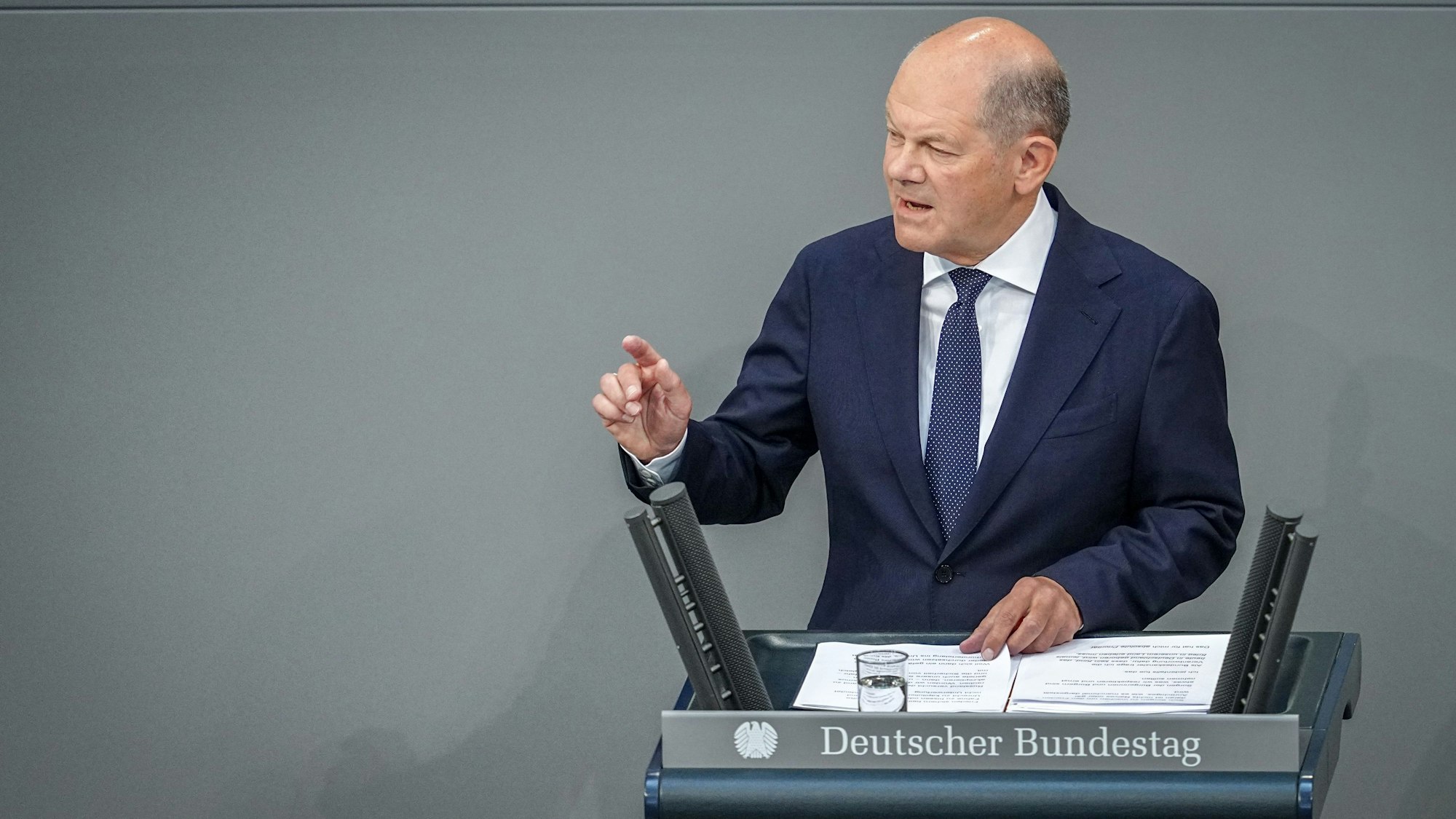 Bundeskanzler Olaf Scholz (SPD) gibt im Plenum des Bundestags eine Regierungserklärung zur „aktuellen Sicherheitslage“ ab.