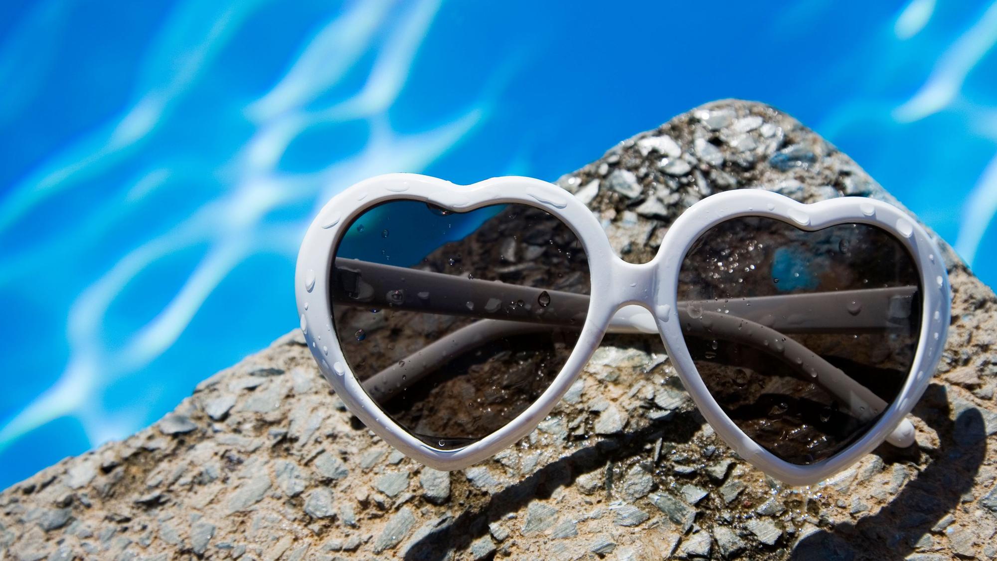 Herzchen-Sonnebrille am Pool