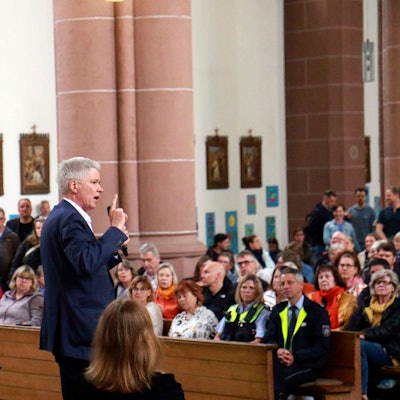 Der Beigeordnete für Soziales, Gesundheit und Wohnen, Dr. Harald Rau bei der Info-Veranstaltung in der Agneskirche zum Umbau der Oberfinanzdirektion zur einer Unterkunft für Geflüchtete.