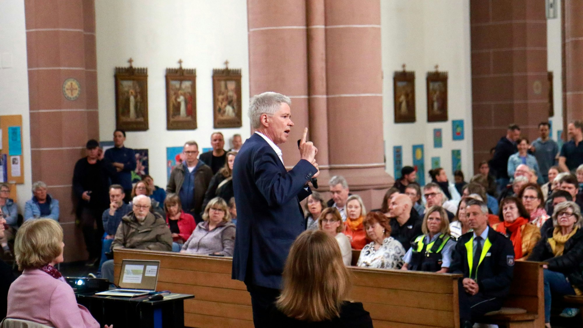 Der Beigeordnete für Soziales, Gesundheit und Wohnen, Dr. Harald Rau bei der Info-Veranstaltung in der Agneskirche zum Umbau der Oberfinanzdirektion zur einer Unterkunft für Geflüchtete.