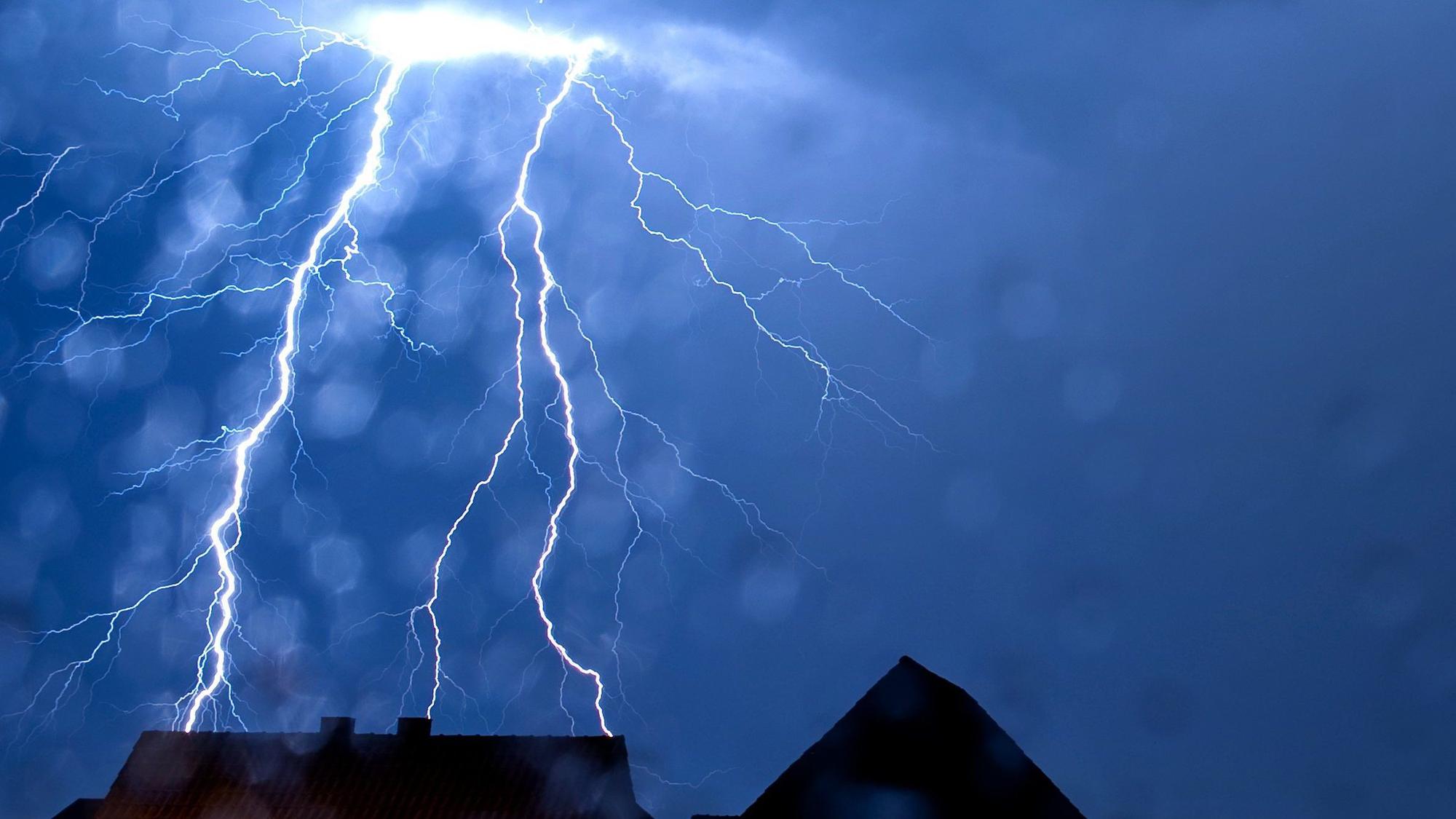 Ein Blitz schlägt während eines Unwetters ein, der Himmel ist grell erleuchtet. (Symbolbild)