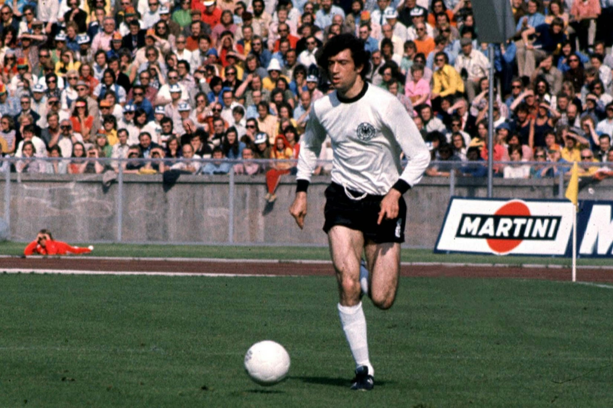 Bernd Cullmann (BRD) am Ball bei der Weltmeisterschaft 1974.