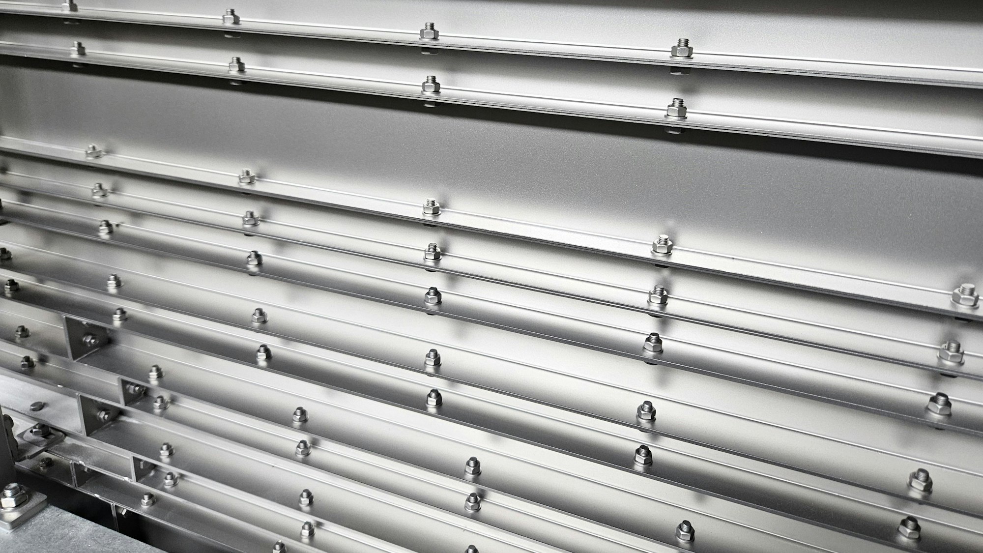 Blick auf zahlreiche schmale Bleche, die verschraubt sind.