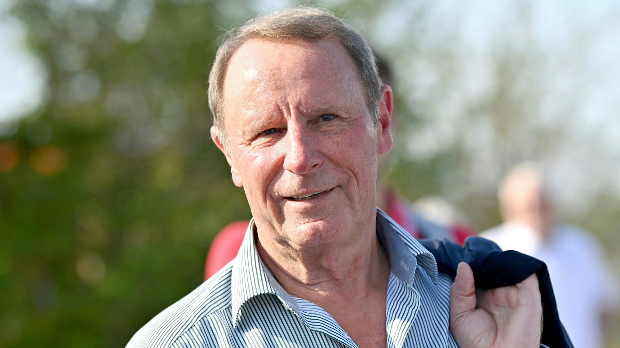 Berti Vogts bei Enthüllung des Denkmals zu Ehren von Gerd Müller im September 2023.