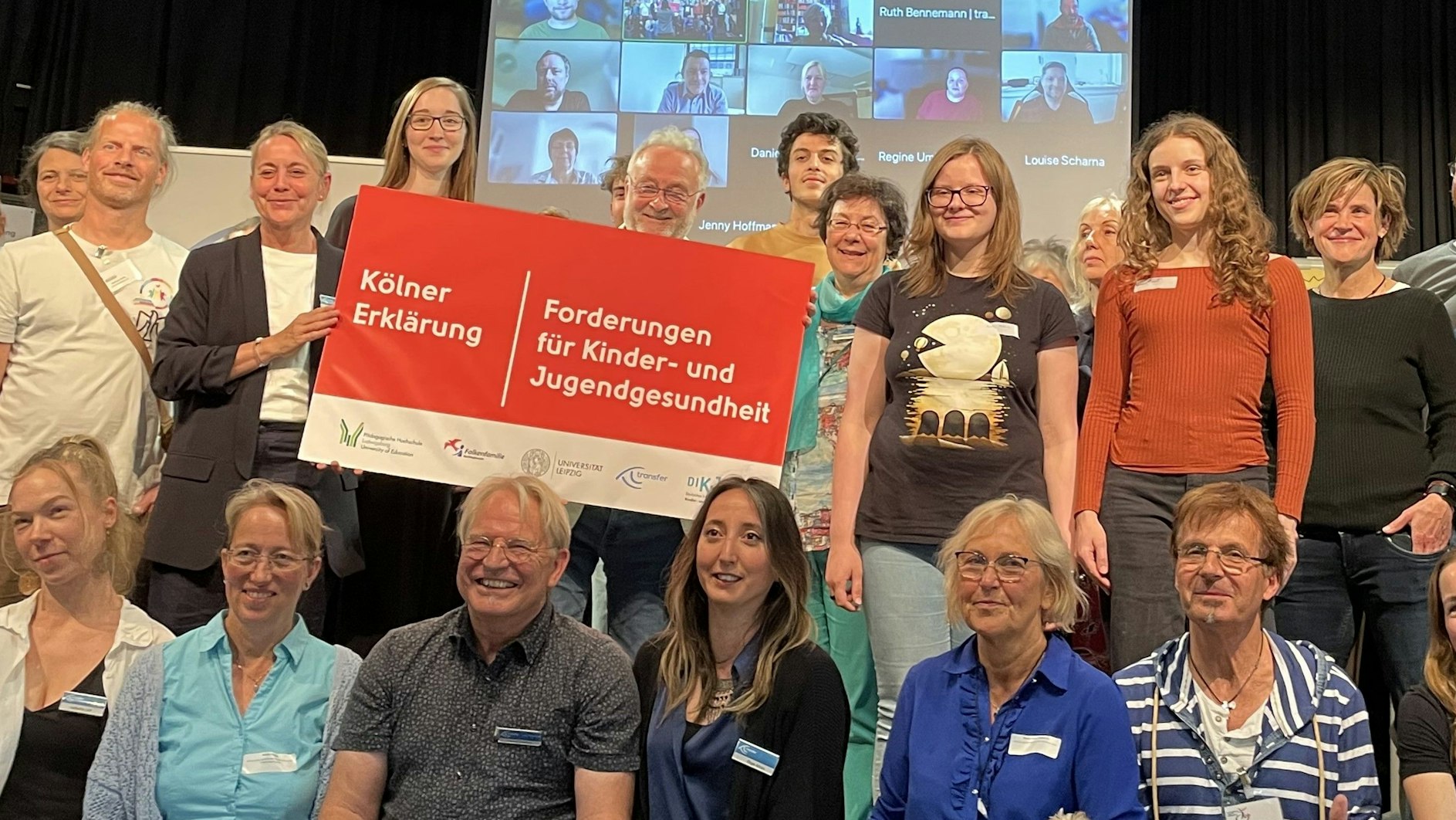 Teilnehmende des Kölner Runden Tisches „Pandemiefolgen: Perspektiven für unsere Jugend!“ vom Deutschen Institut für Kinder- und Jugendgesundheit (DIKJ), der Universität Leipzig, der Pädagogischen Hochschule Ludwigsburg, der Falkenfamilie Recklinghausen und des „transfer e.V.“