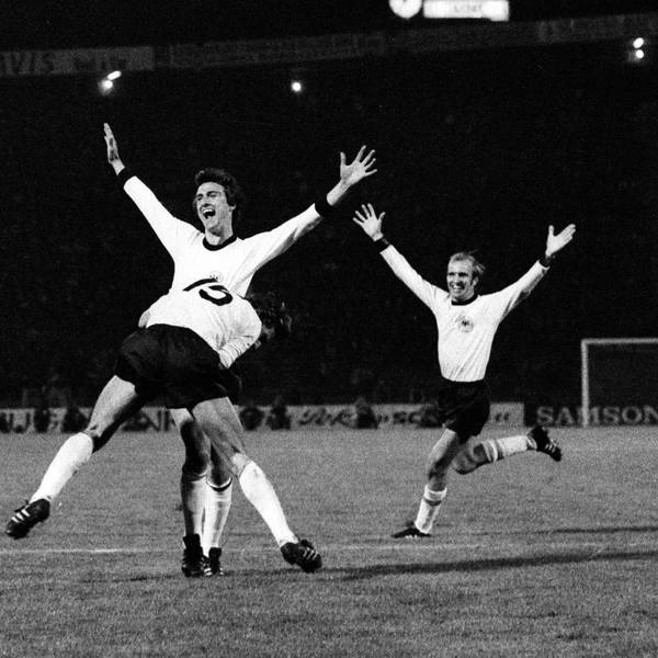 Jubel nach dem 2:2 im Halbfinale der Europameisterschaft 1976 gegen Jugoslawien. Getroffen hatte Dieter Müller, der hier von Heinz Flohe (15) umarmt wird.