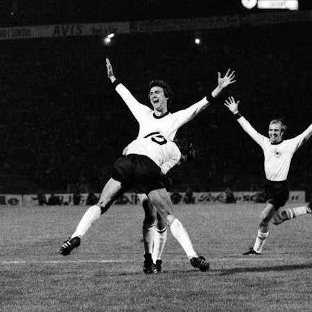 Jubel nach dem 2:2 im Halbfinale der Europameisterschaft 1976 gegen Jugoslawien. Getroffen hatte Dieter Müller, der hier von Heinz Flohe (15) umarmt wird.