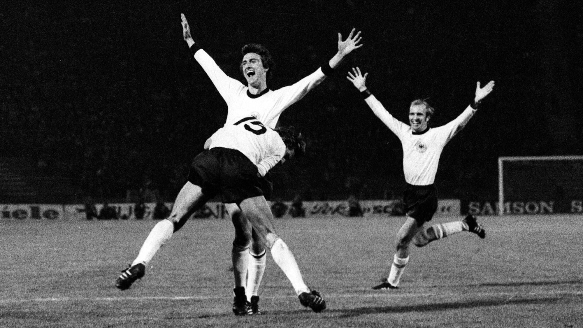 Jubel nach dem 2:2 im Halbfinale der Europameisterschaft 1976 gegen Jugoslawien. Getroffen hatte Dieter Müller, der hier von Heinz Flohe (15) umarmt wird.