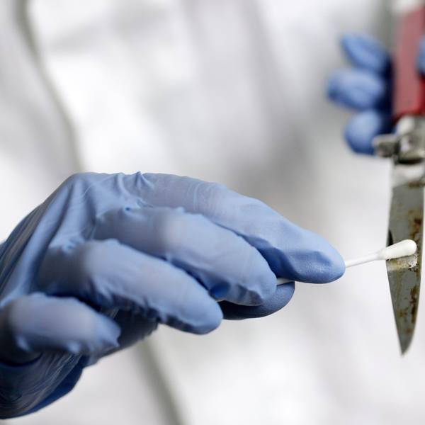 Eine Labormitarbeiterin nimmt im Amtssitz des Landeskriminalamts Nordrhein-Westfalen eine DNA-Probe von einem Messer.