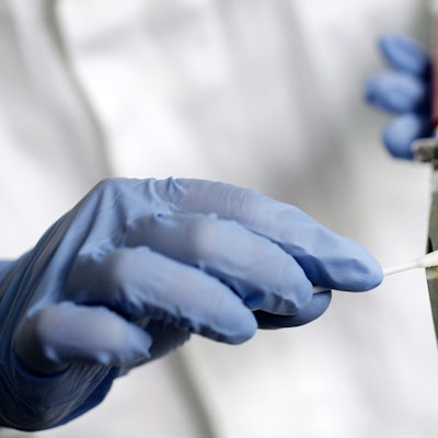 Eine Labormitarbeiterin nimmt im Amtssitz des Landeskriminalamts Nordrhein-Westfalen eine DNA-Probe von einem Messer.