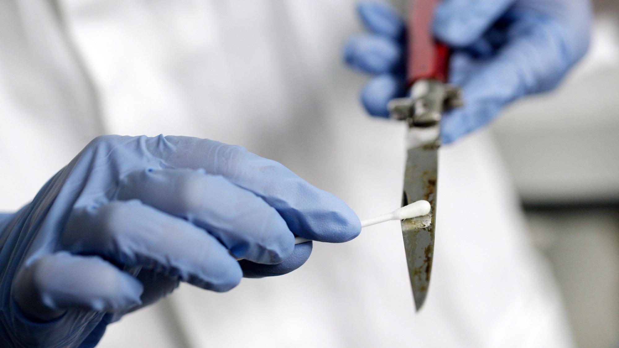 Eine Labormitarbeiterin nimmt im Amtssitz des Landeskriminalamts Nordrhein-Westfalen eine DNA-Probe von einem Messer.
