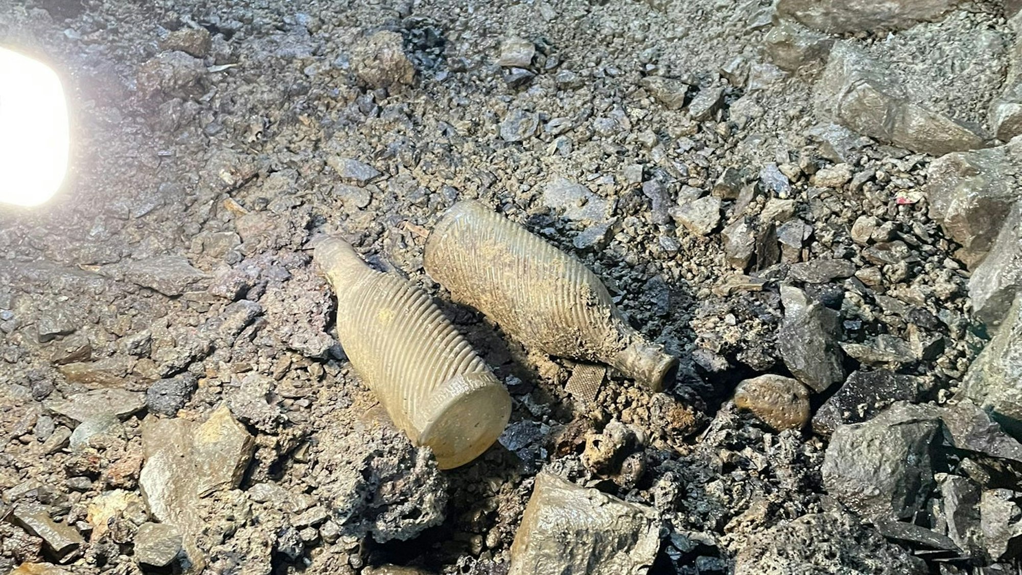 Die Stollenforscher fanden unter anderem alte Flaschen, in denen vermutlich einst Bier war.