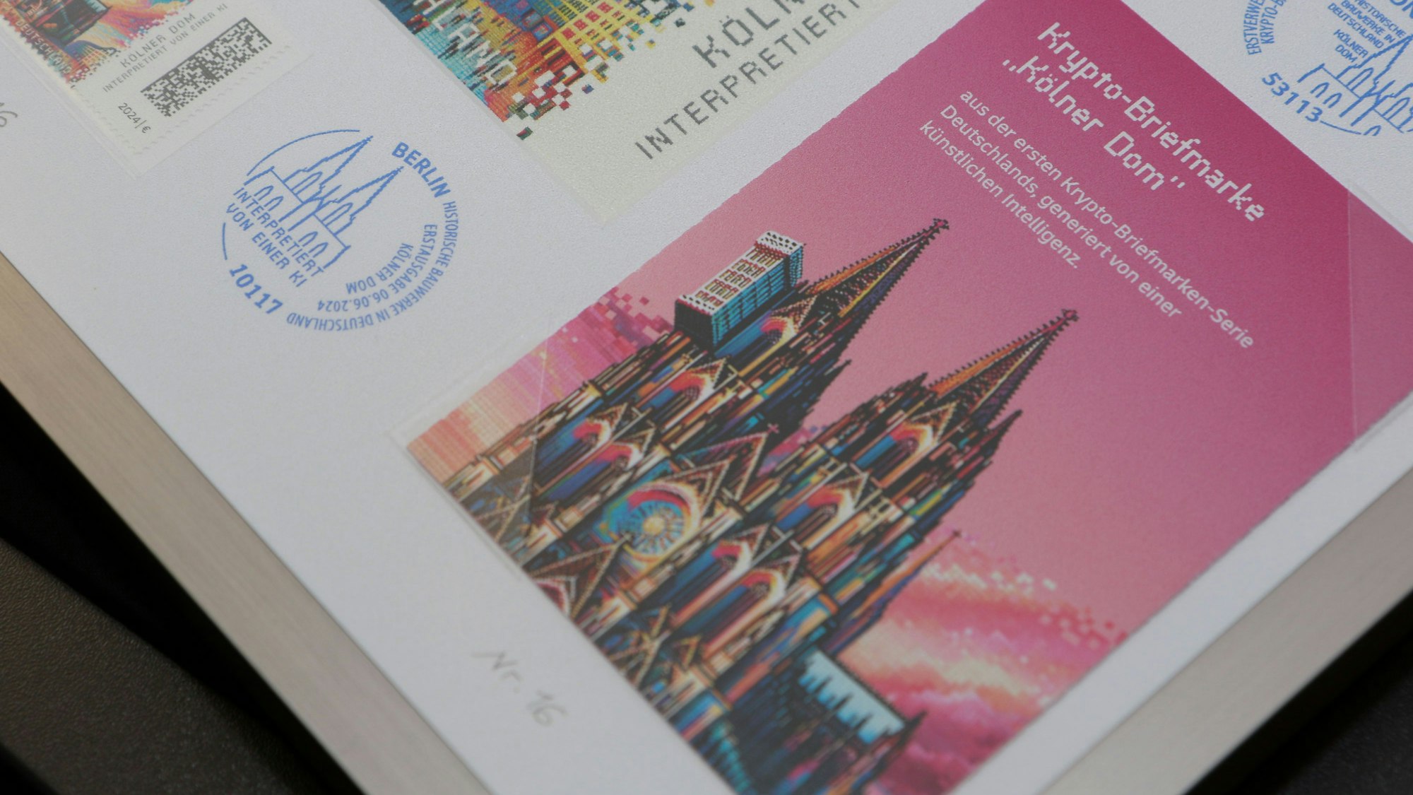 Die KI greift auf im Internet verfügbare Daten über den Dom zu. Aufgrund der häufigen Bauarbeiten mit Gerüsten hat die KI zwei falsche Motive eingefügt.