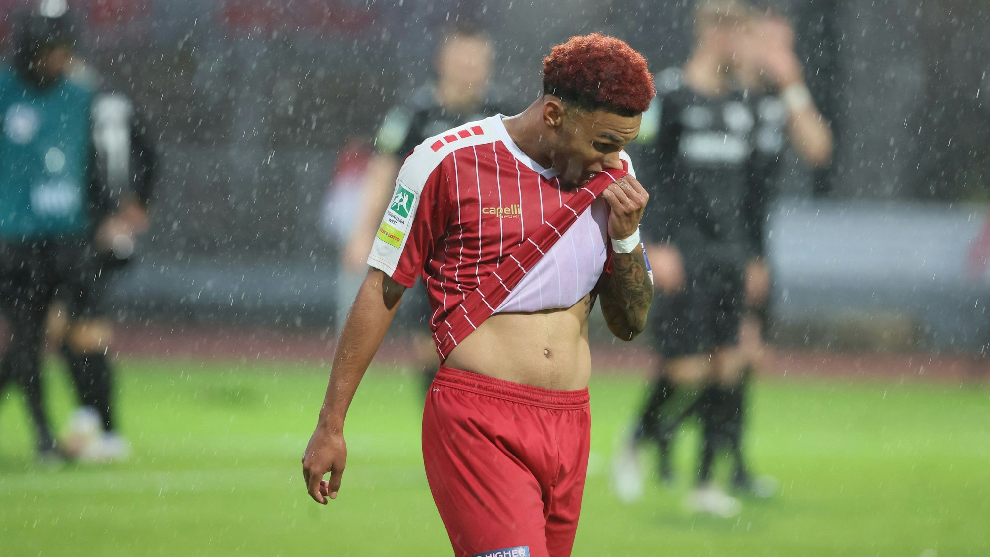 SC Fortuna Köln vs. Rödinghausen, 4.Liga,
Kingsley Sarpei (Fortuna) nach der Niederlage, 25.11.2023, Bild: Herbert Bucco