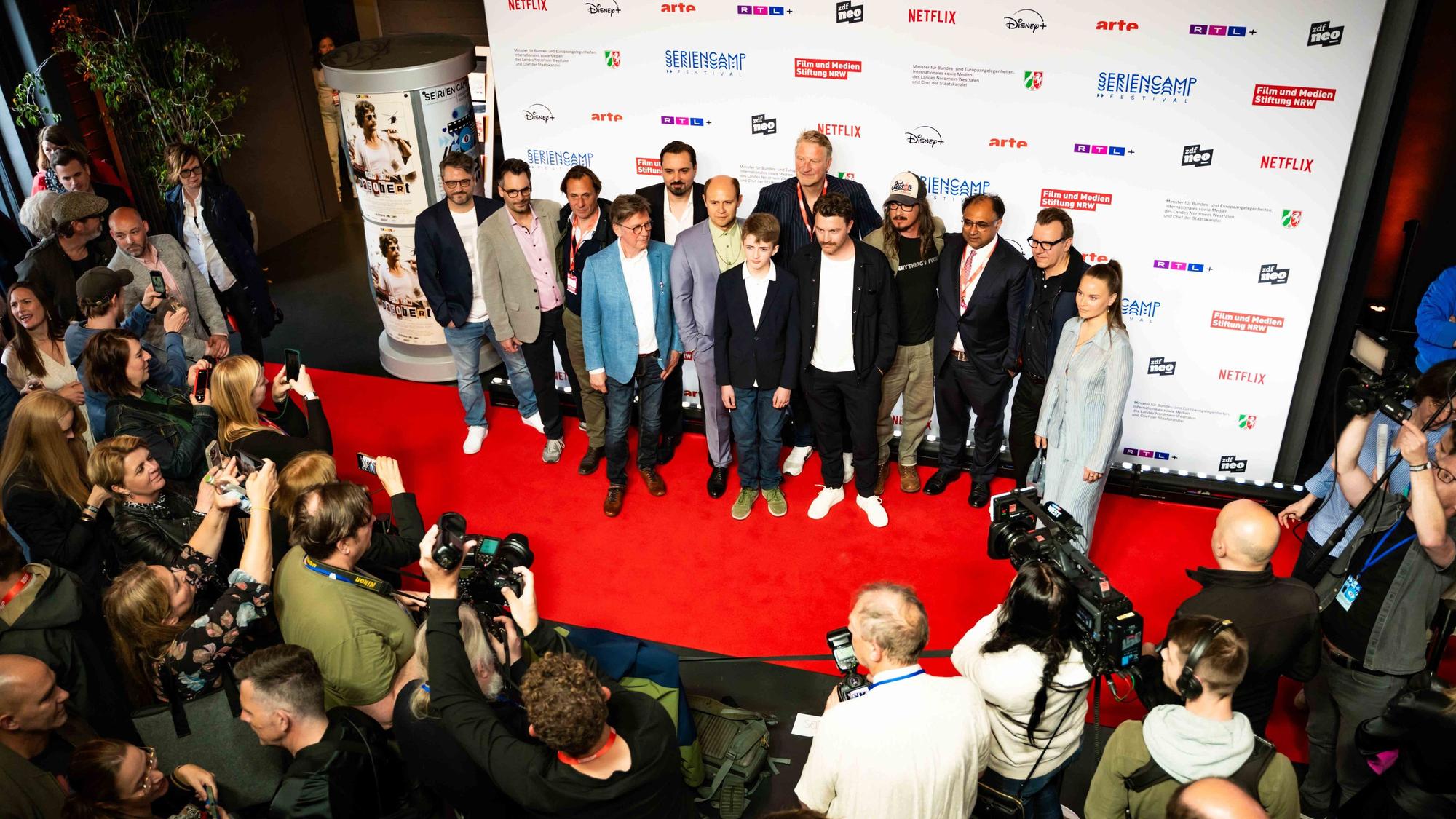 Cast und Crew von „Ich bin Dagobert“ stehen zur Premiere auf dem Roten Teppich im Cinenova.