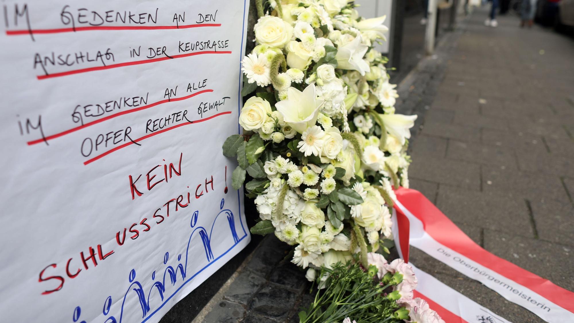 Ein Trauerkranz anlässlich des 18. Jahrestags zum Gedenken an die Opfer des Nagelbombenanschlags auf der Keupstraße 2022.