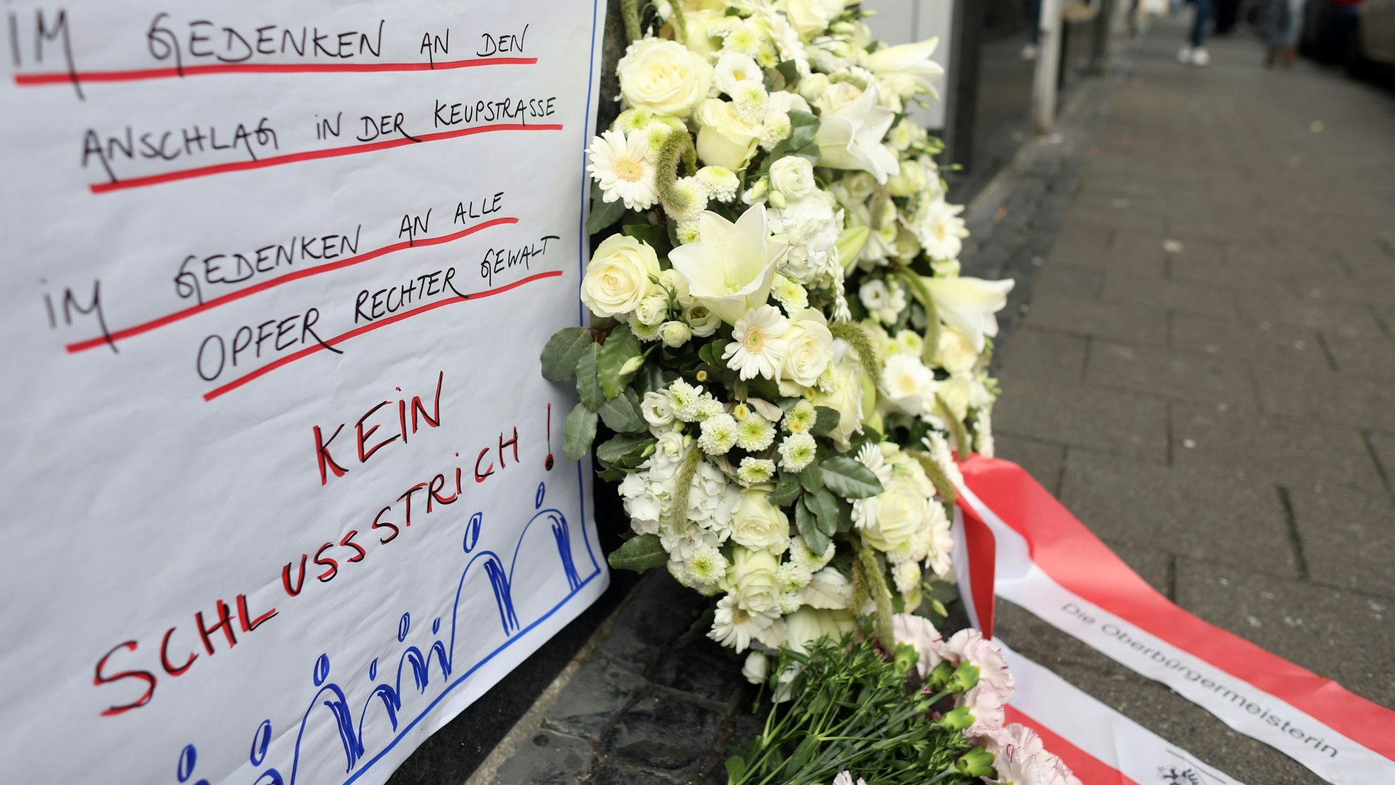 Ein Trauerkranz anlässlich des 18. Jahrestags zum Gedenken an die Opfer des Nagelbombenanschlags auf der Keupstraße 2022.