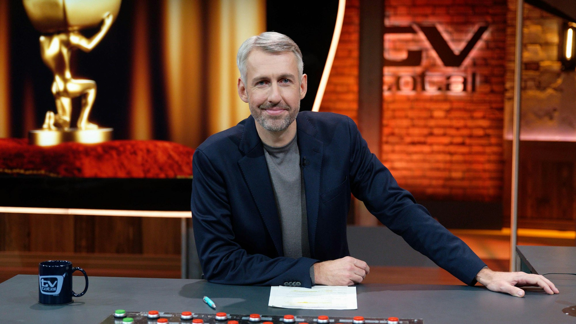 Der Entertainer Sebastian Pufpaff sitzt nach der Aufzeichnung der ProSieben-Comedyshow TV total im Studio.