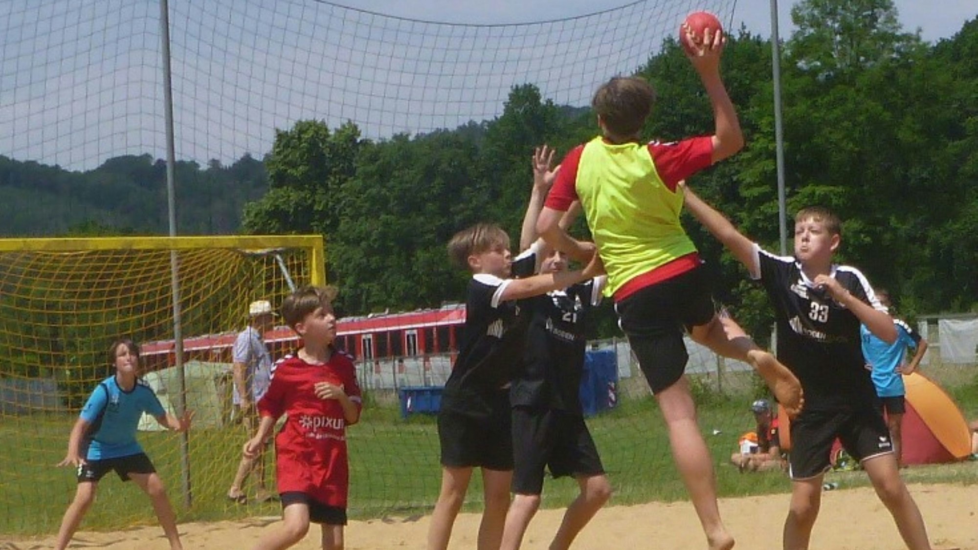 Spielszene aus dem Beachhandball