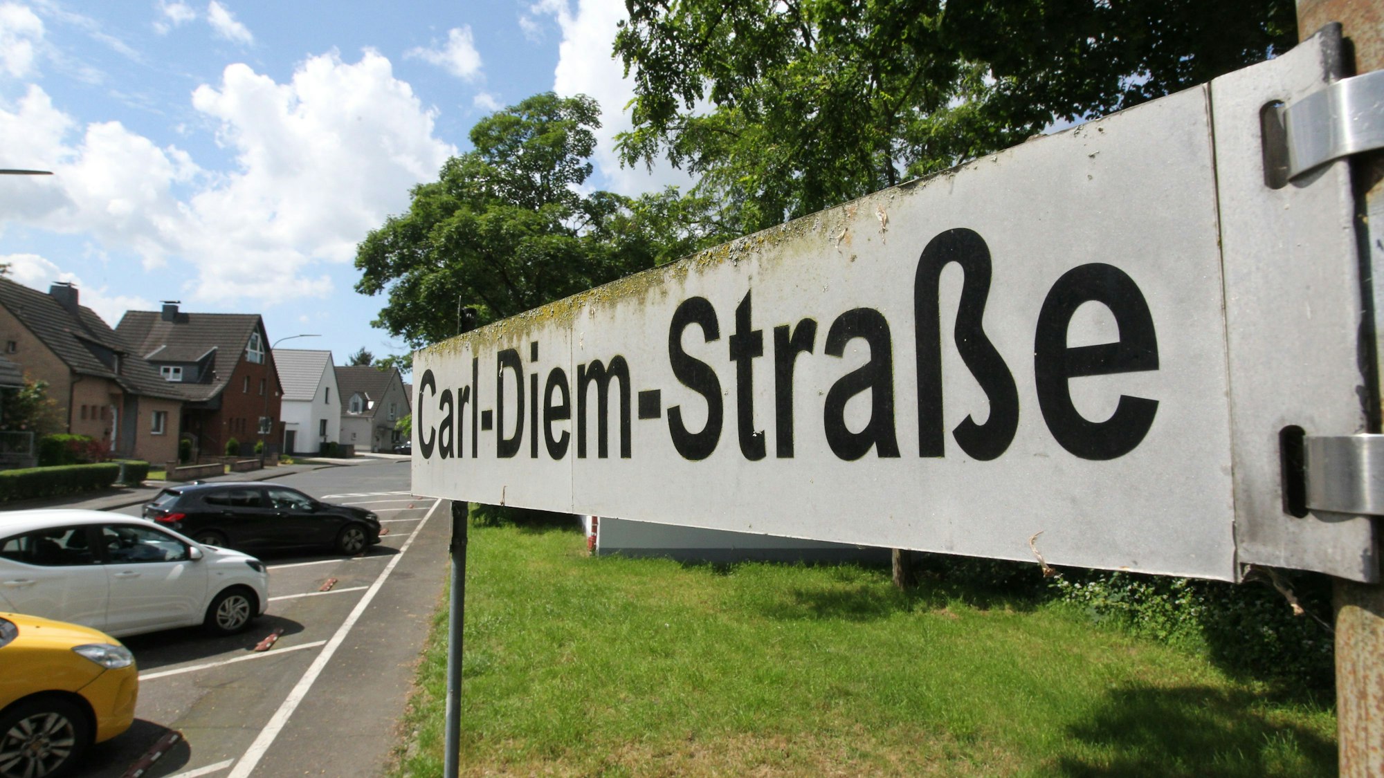 Eine Straßenschild mit der Aufschrift Carl-Diem-Straße.
