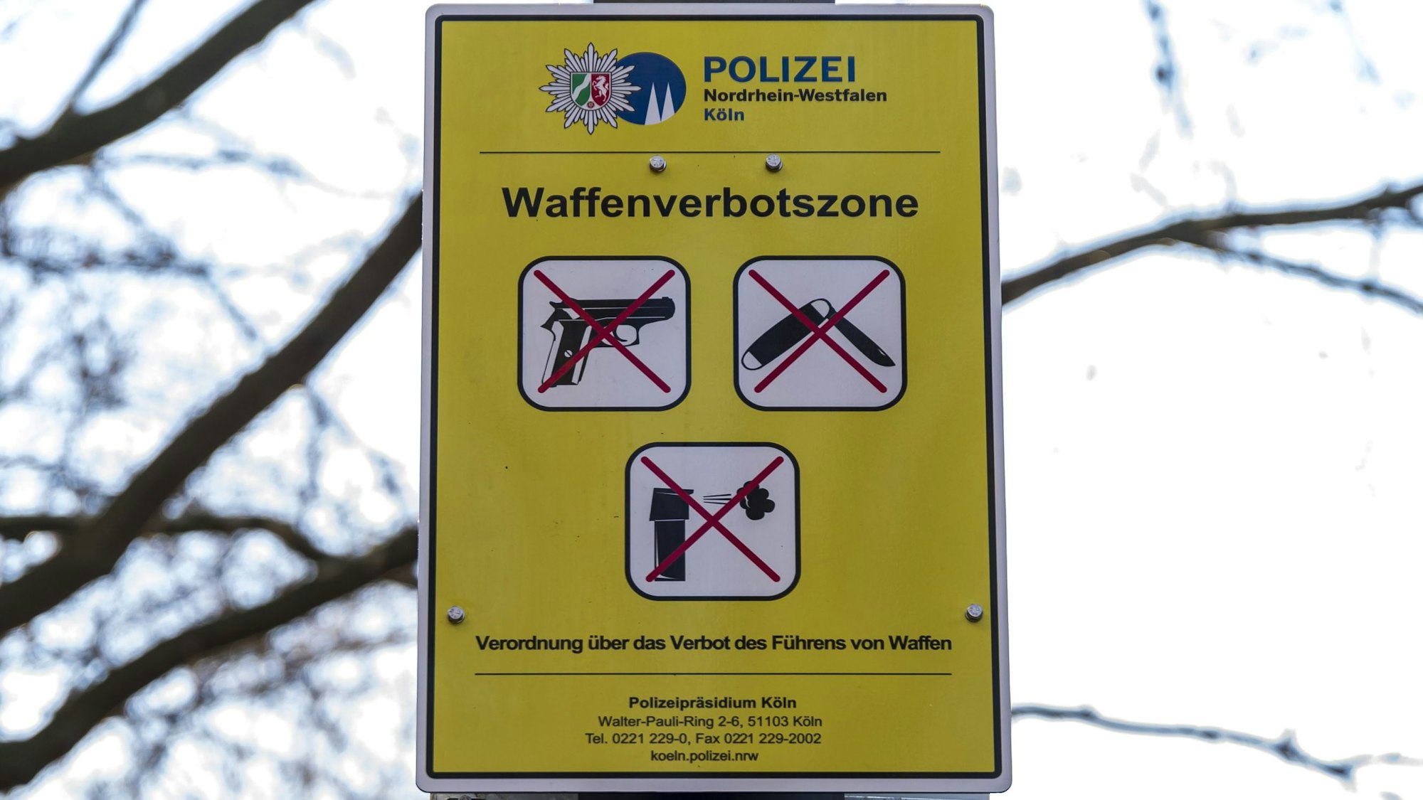 Ein Hinweisschild, dass Waffen verboten sind.