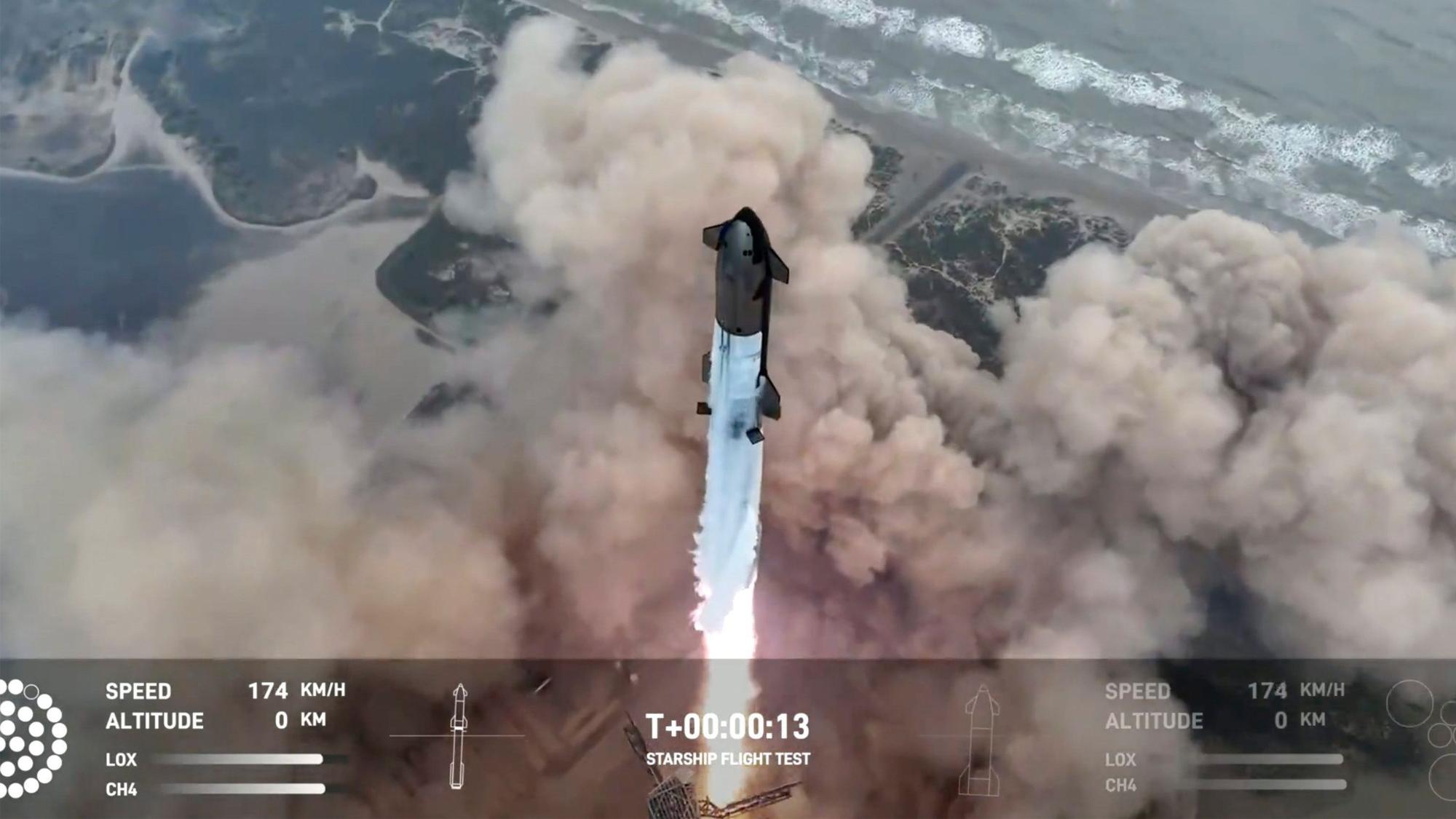 HANDOUT - 06.06.2024, USA, Boca Chica: Die SpaceX-Rakete «Starship» startet zu einem Testflug von der Starbase.