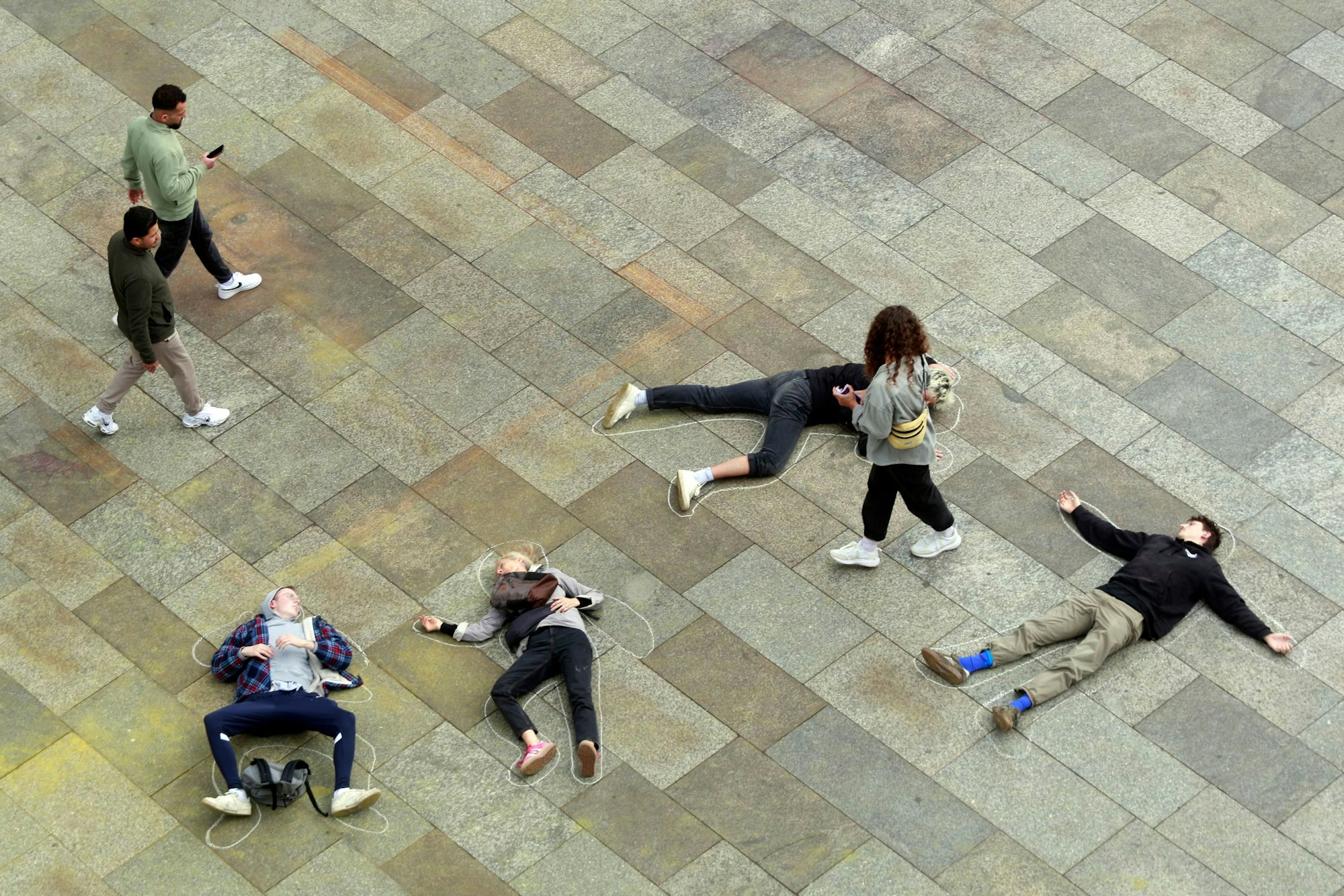 Veedels-Tote-Aktion - Health for Future+ Grannies for Future wollen zum bundesweiten Hitzeaktionstag auf den Zusammenhang von Gesundheit und Klimakrise in Deutschland aufmerksam machen. Auf der Domplatte wurde mit eine Aktion an die Toten gedacht.