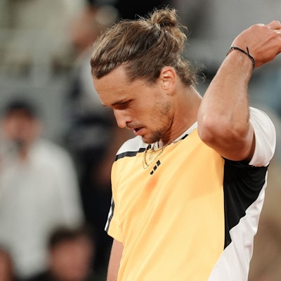 Alexander Zverev streift sich nach seinem Einzug ins Halbfinale von Paris sein Haarband vom Kopf. Nun ist der Deutsche gegen Casper Ruud gefordert.