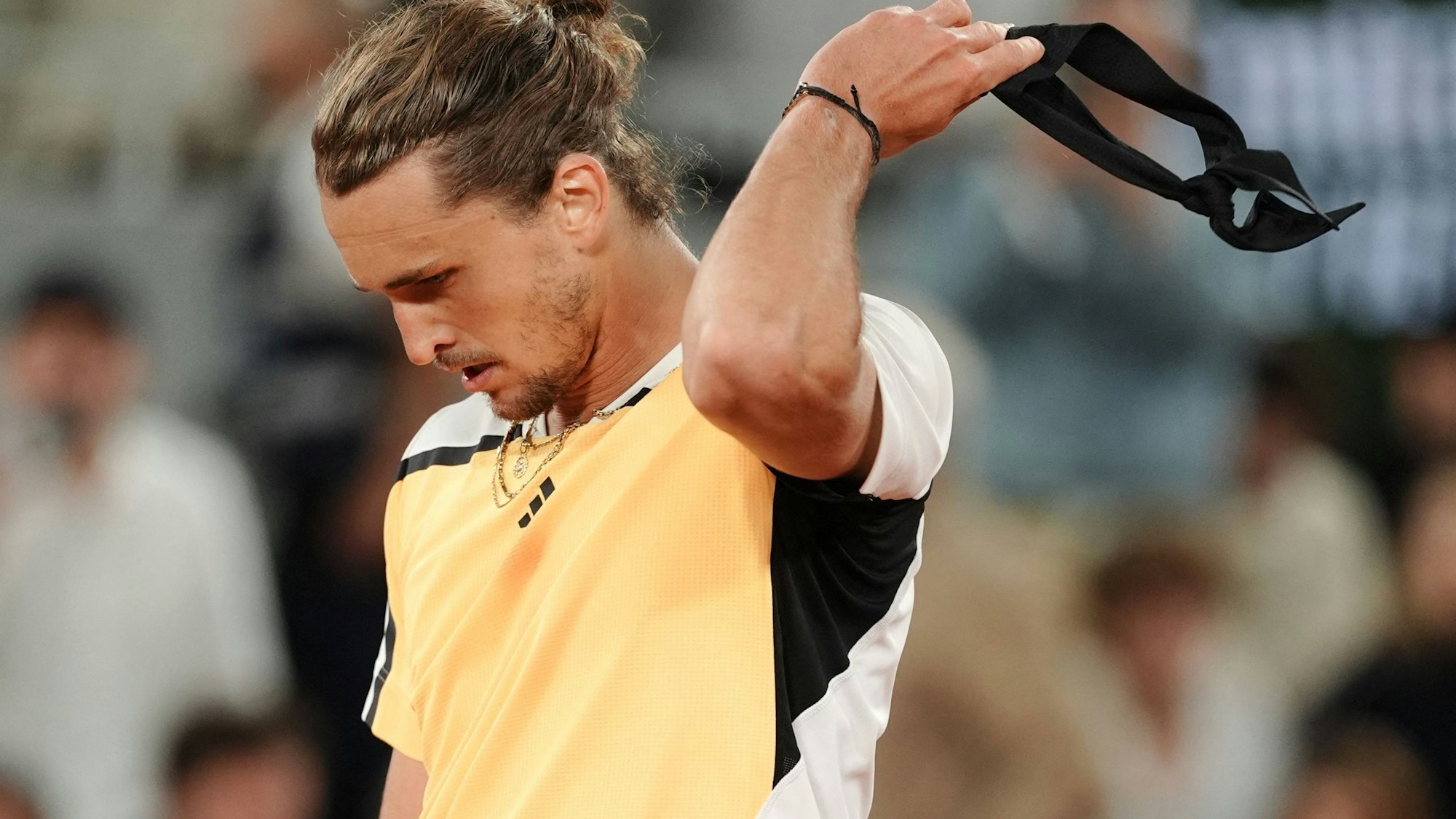 Alexander Zverev streift sich nach seinem Einzug ins Halbfinale von Paris sein Haarband vom Kopf. Nun ist der Deutsche gegen Casper Ruud gefordert.