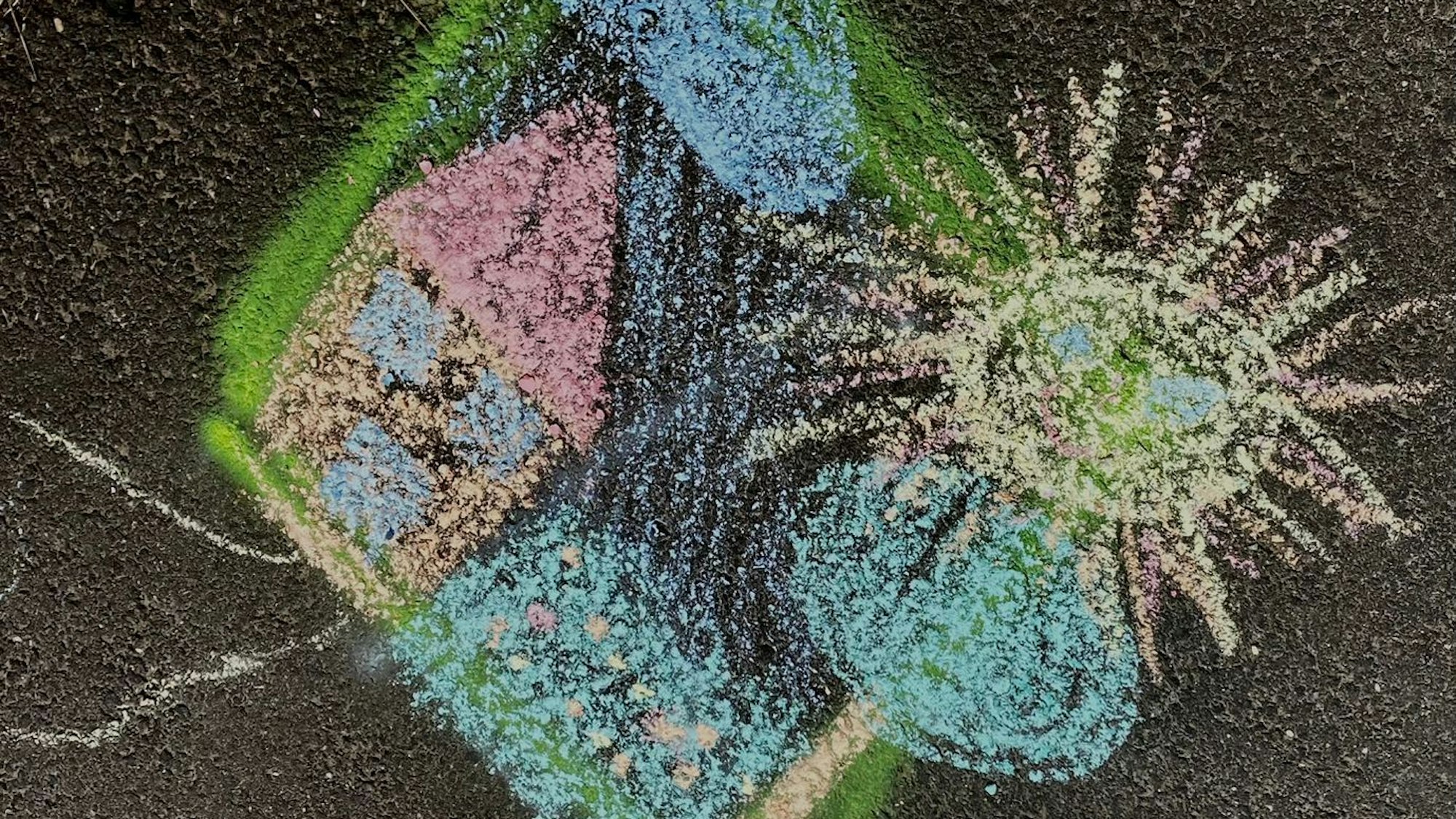 Ein Bild, gemalt aus Straßenkreide, zeigt ein Haus, eine Wolke und eine Sonne.