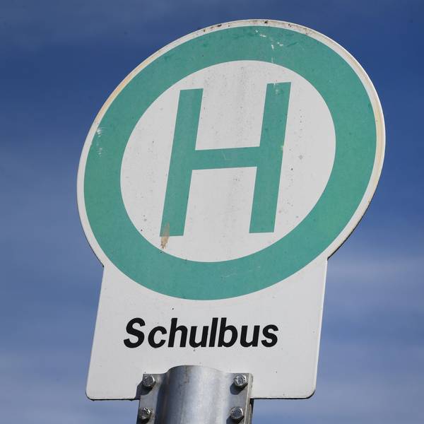 Ein Schild an einer Schulbushaltestelle.