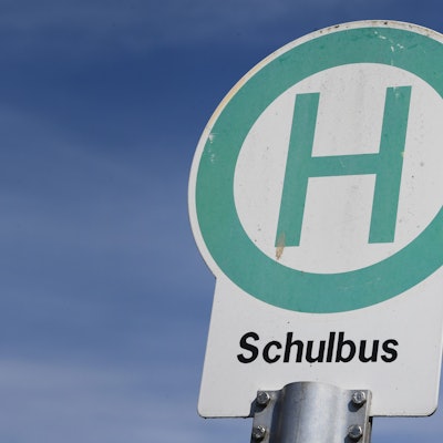 Ein Schild an einer Schulbushaltestelle.