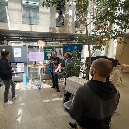 Die Stadt Hennef hatte zum Digitaltag eingeladen und stellte die Online-Wohnsitzanmeldung vor.