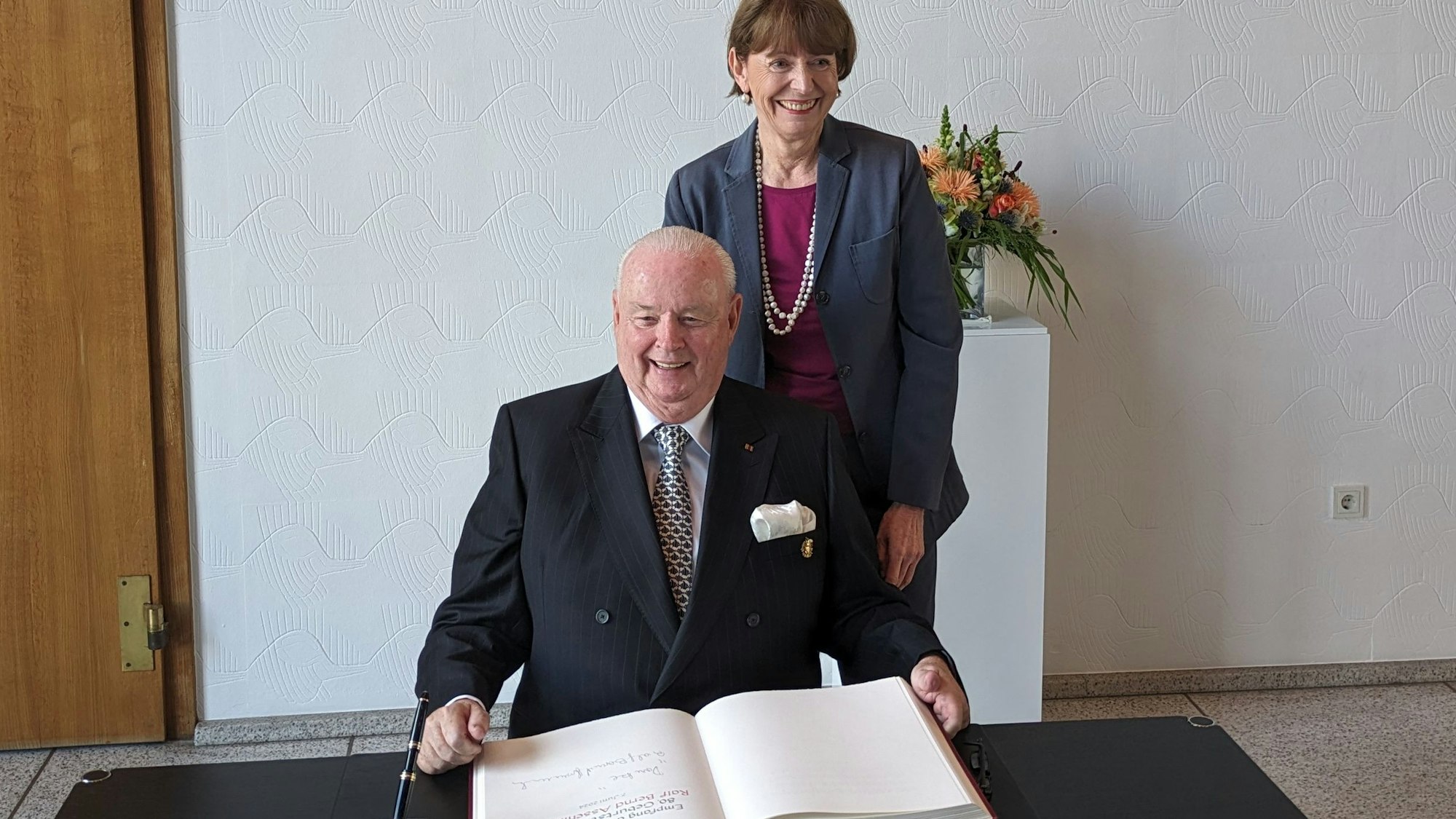 Oberbürgermeisterin Henriette Reker ehrt Ralf Bernd Assenmacher anlässlich seines 80. Geburtstag.