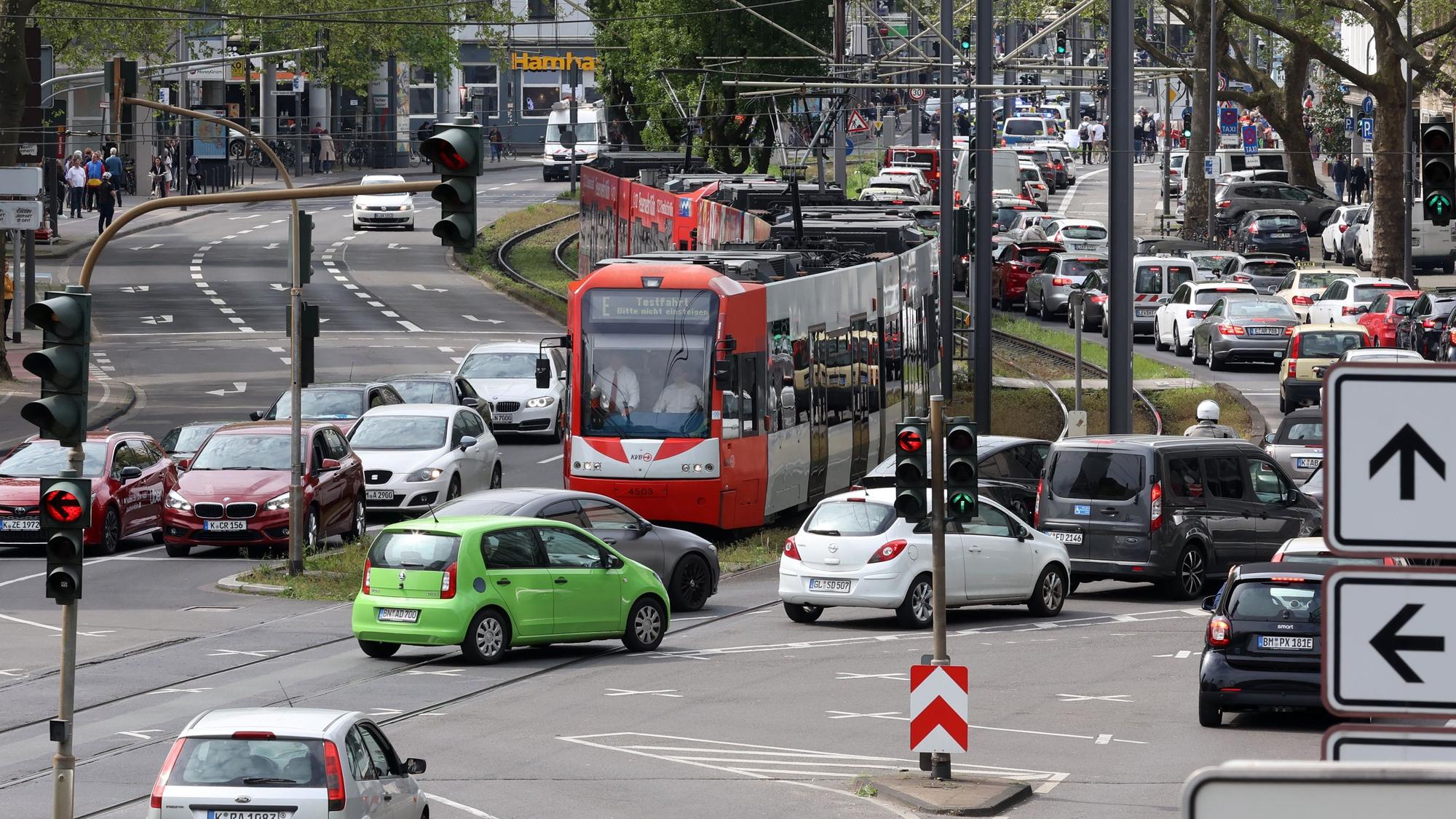 Testfahrten mit 90-m-Langzügen auf der Ost-West-Achse zwischen Bahnhof Deutz/Messe und Neumarkt