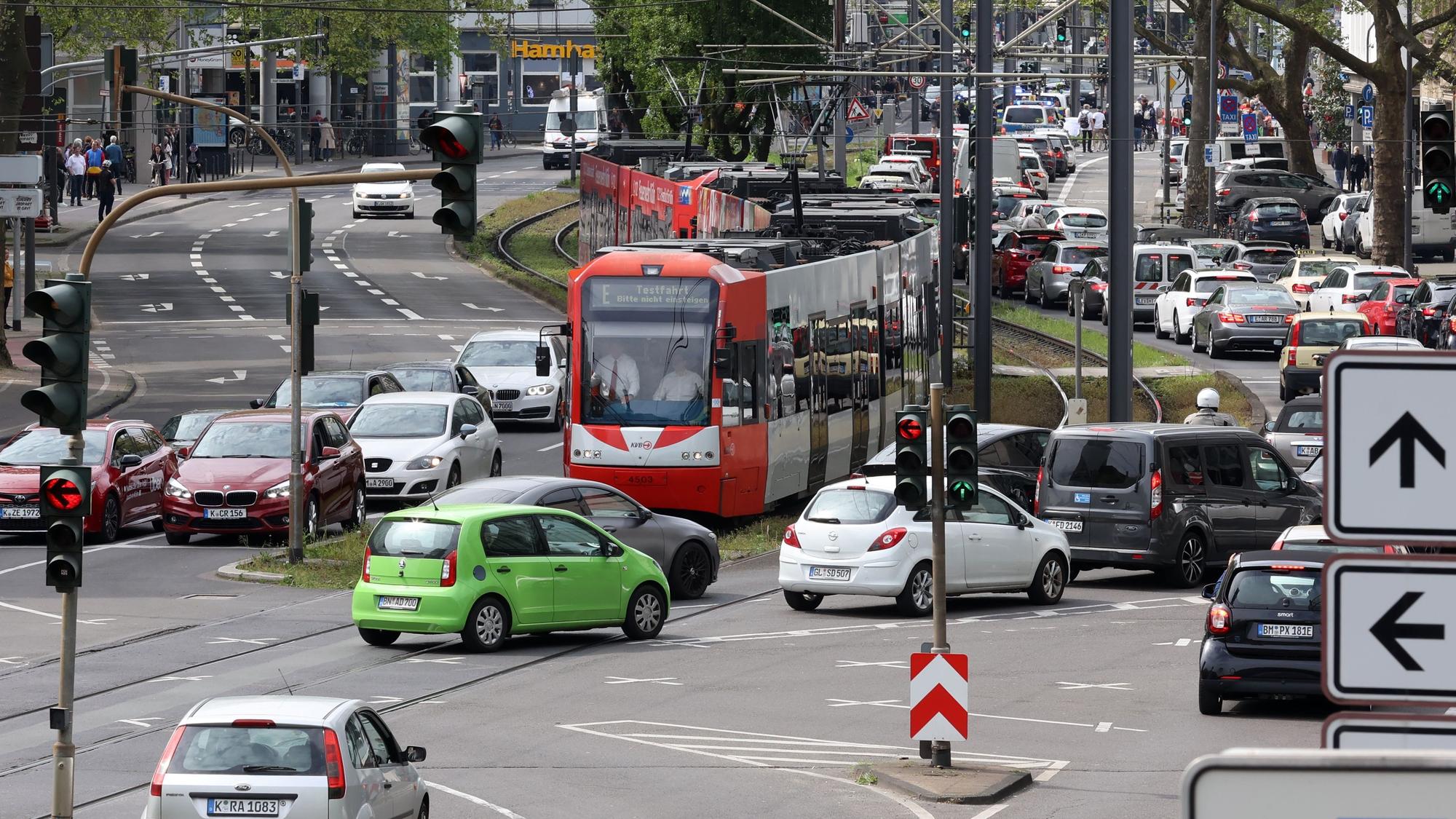 14.04.2024
Köln:
Testfahrten mit 90-m-Langzügen auf der Ost-West-Achse zwischen Bahnhof Deutz/Messe und Neumarkt.
Foto: Martina Goyert