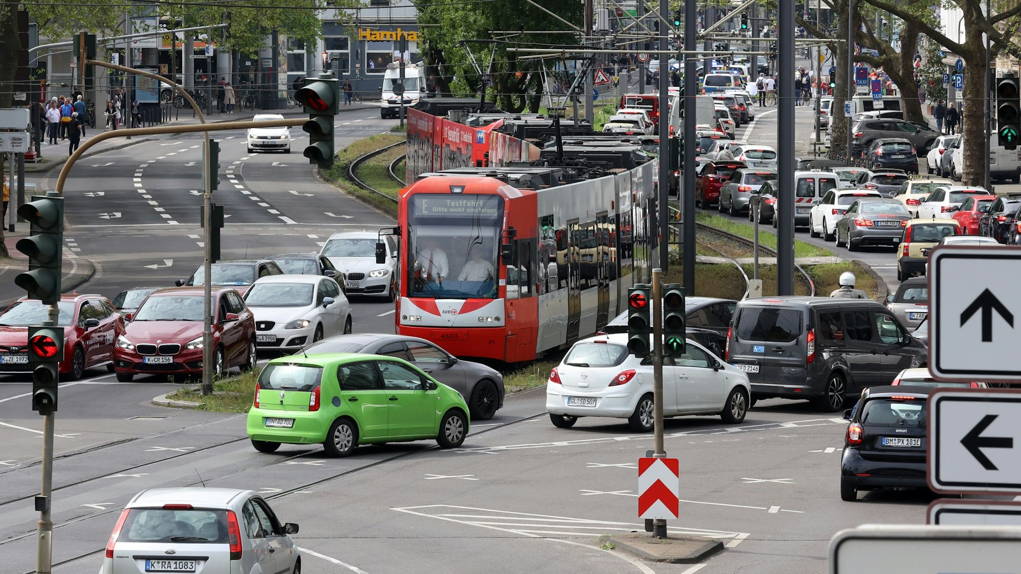 14.04.2024
Köln:
Testfahrten mit 90-m-Langzügen auf der Ost-West-Achse zwischen Bahnhof Deutz/Messe und Neumarkt.
Foto: Martina Goyert