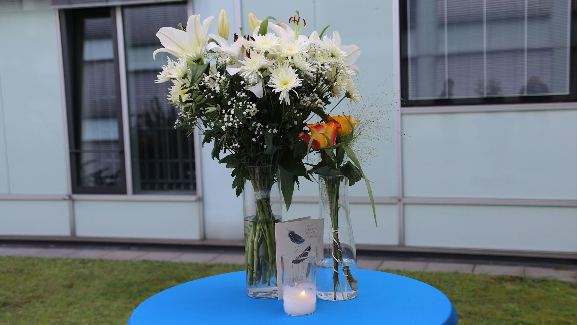 Die Kreispolizei Siegburg versammelte sich zu einer Schweigeminute für ihren in Mannheim getöteten Kollegen Rouven.