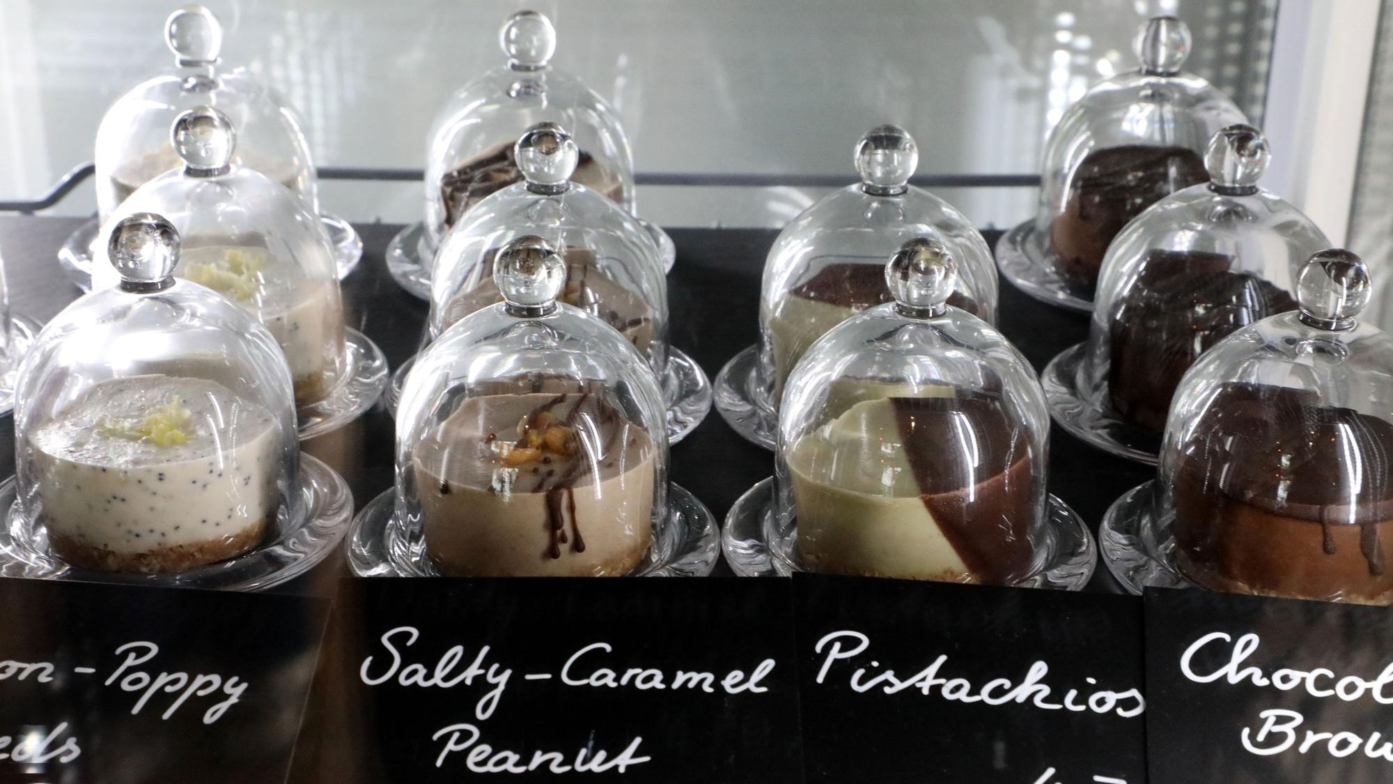 Törtchen, so genannte Raw Cakes, stehen in einem gläsernen Kühlschrank im Café Esperanza in Rösrath-Forsbach.