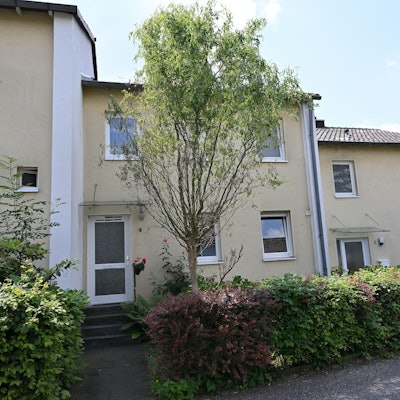 Ein Reihenhaus mit Vorgarten.