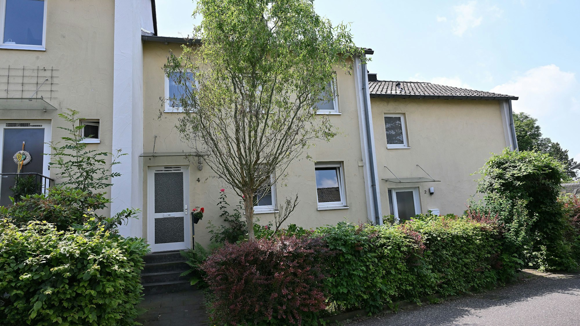 Ein Reihenhaus mit Vorgarten.