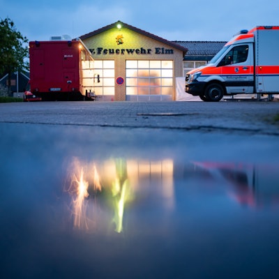 Fahrzeuge von Feuerwehr und Rettungsdienst stehen am frühen Morgen auf dem Gelände der Freiwilligen Feuerwehr Elm. Kurz danach startet die Suche nach dem sechsjährigen Arian. Der autistische Junge ist seit mehr als einem Monat verschwunden.