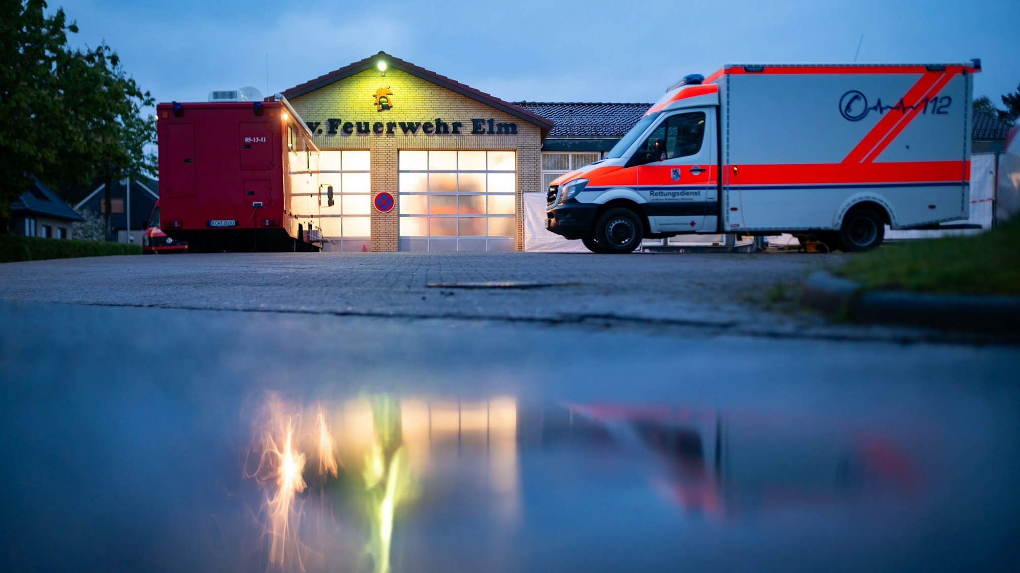 Fahrzeuge von Feuerwehr und Rettungsdienst stehen am frühen Morgen auf dem Gelände der Freiwilligen Feuerwehr Elm. Kurz danach startet die Suche nach dem sechsjährigen Arian. Der autistische Junge ist seit mehr als einem Monat verschwunden.