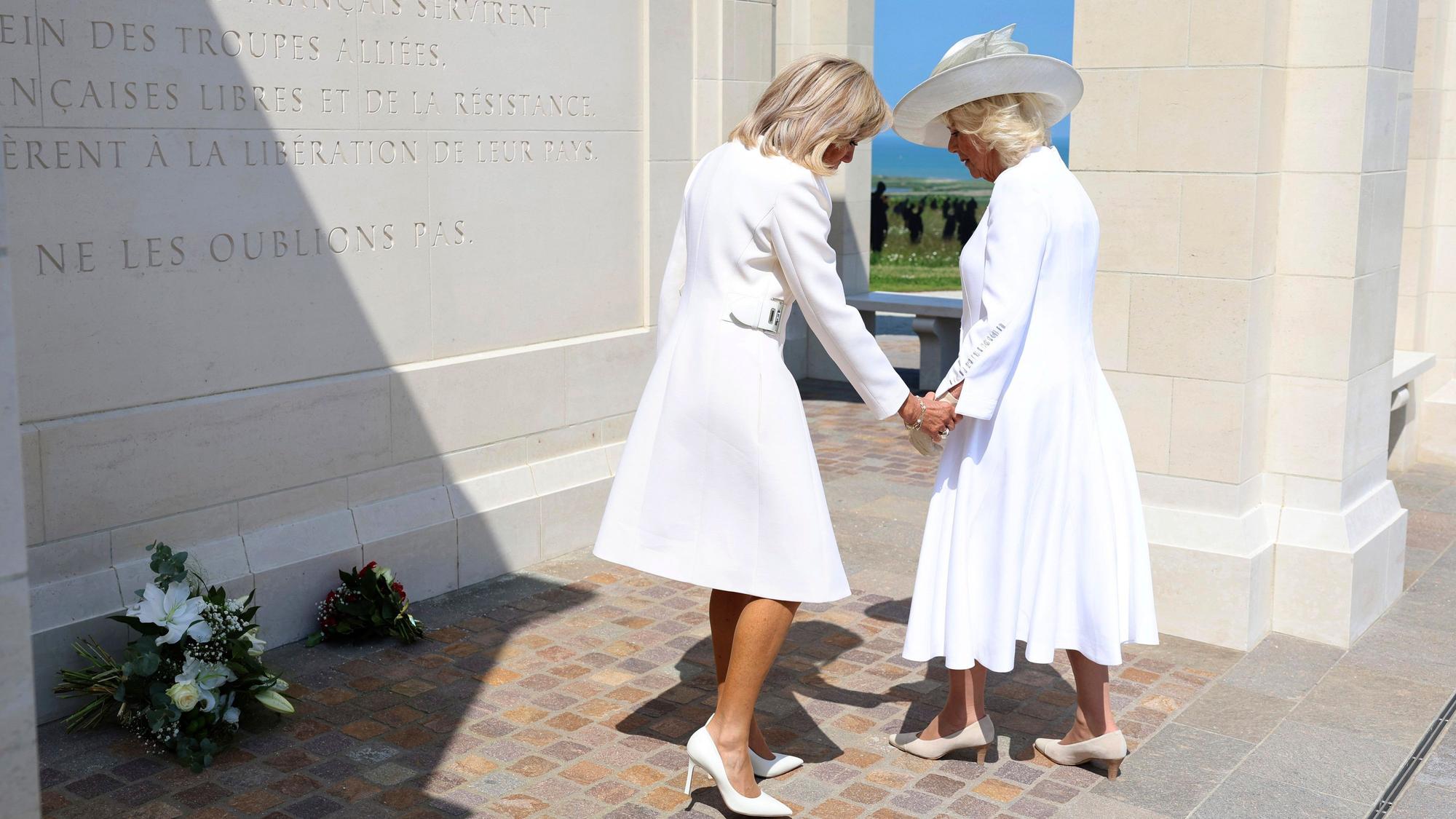 Königin Camilla und Brigitte Macron legen Blumen nieder.