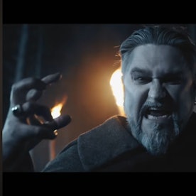 Die Band Powerwolf aus Saarbrücken erzählt in ihrem Lied „1589“ die Geschichte des Bedburger Werwolfs. Frontmann Attila Dorn singt vor düsterer Kulisse.