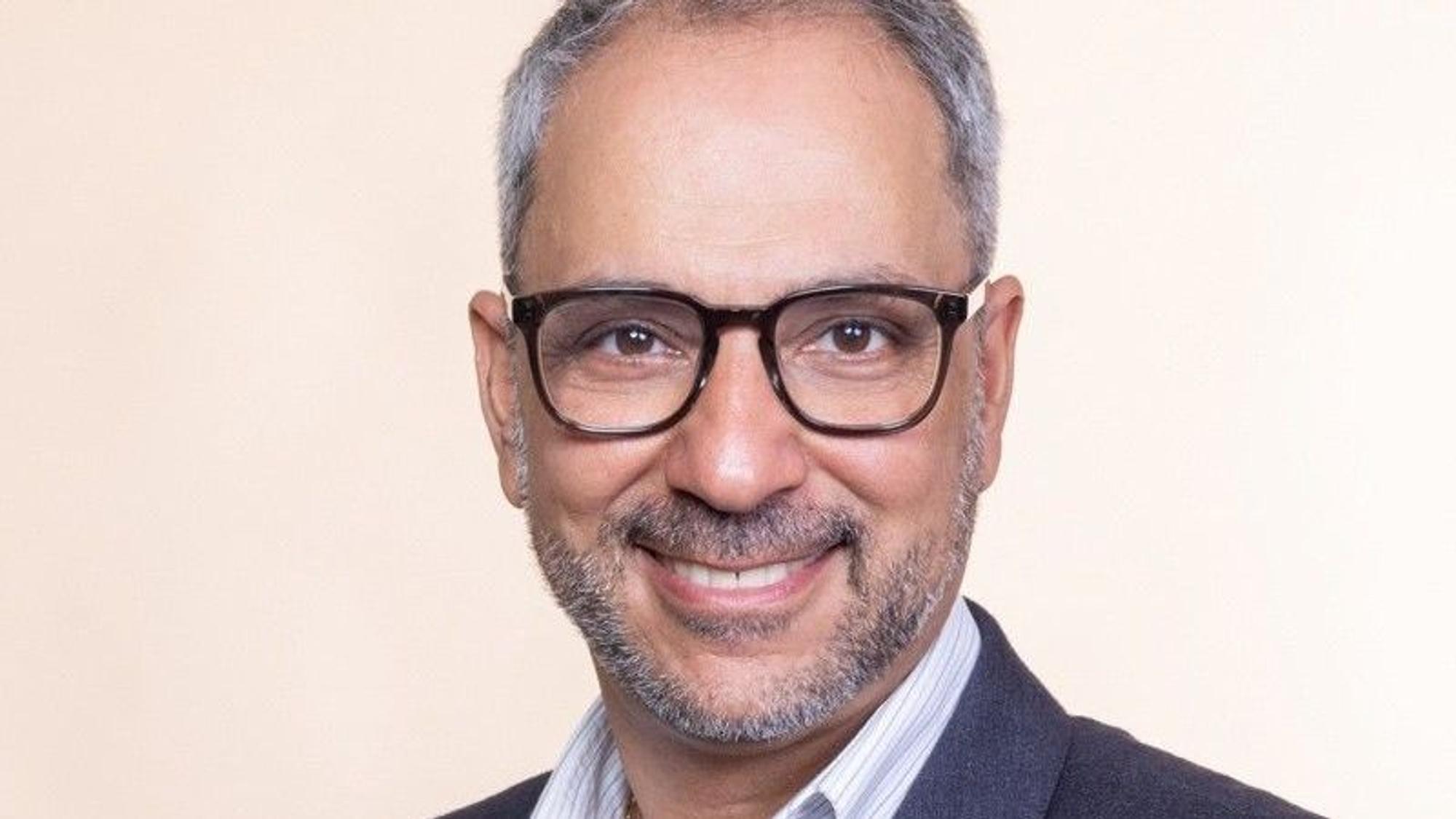 Dr. Siavash Tehrani ist Facharzt für Anästhesie, Schmerz- und Palliativmedizin in Köln und Autor eines Palliativ-Ratgebers.