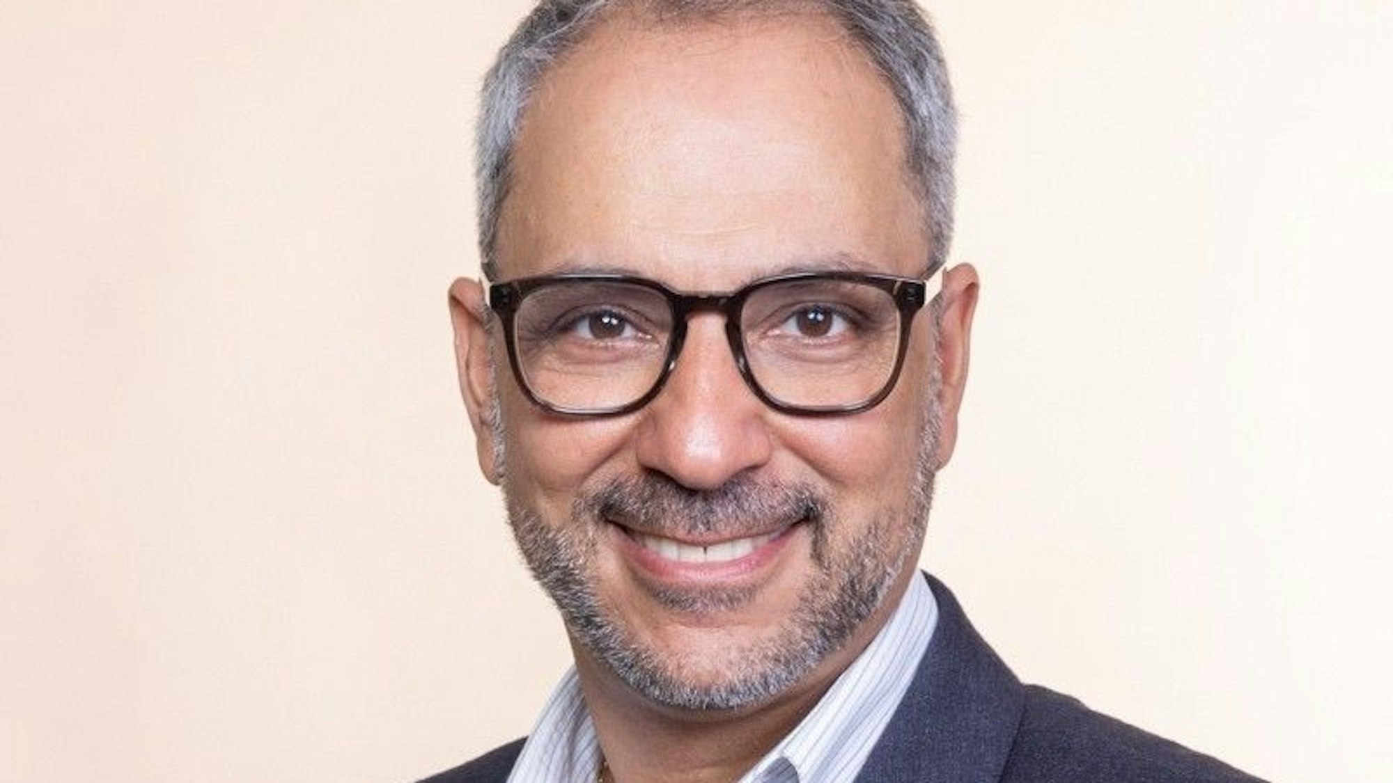 Dr. Siavash Tehrani ist Facharzt für Anästhesie, Schmerz- und Palliativmedizin in Köln und Autor eines Palliativ-Ratgebers.